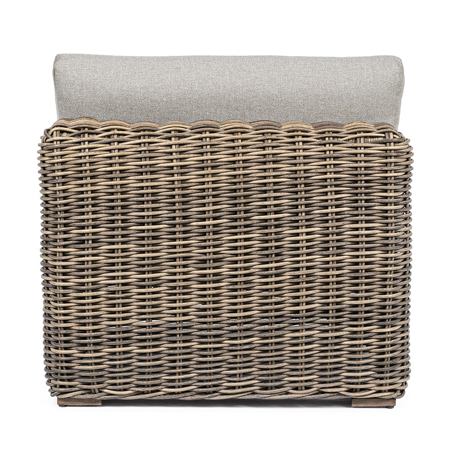 Barna színű műrattanból készült kerti fotel, levehető bézs színű ülő és hátpárnával.