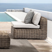 Barna színű műrattanból készült kerti fotel, levehető bézs színű ülő és hátpárnával.