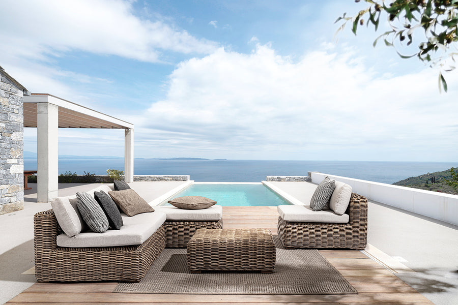 Barna színű műrattanból készült kerti fotel, levehető bézs színű ülő és hátpárnával.