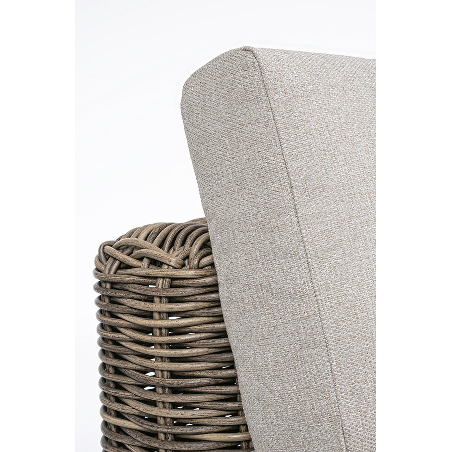 Barna színű műrattanból készült kerti fotel, levehető bézs színű ülő és hátpárnával.