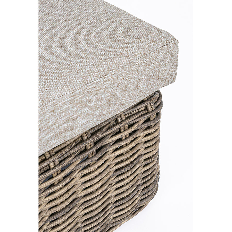 Barna színű műrattanból készült kerti fotel, levehető bézs színű ülő és hátpárnával.