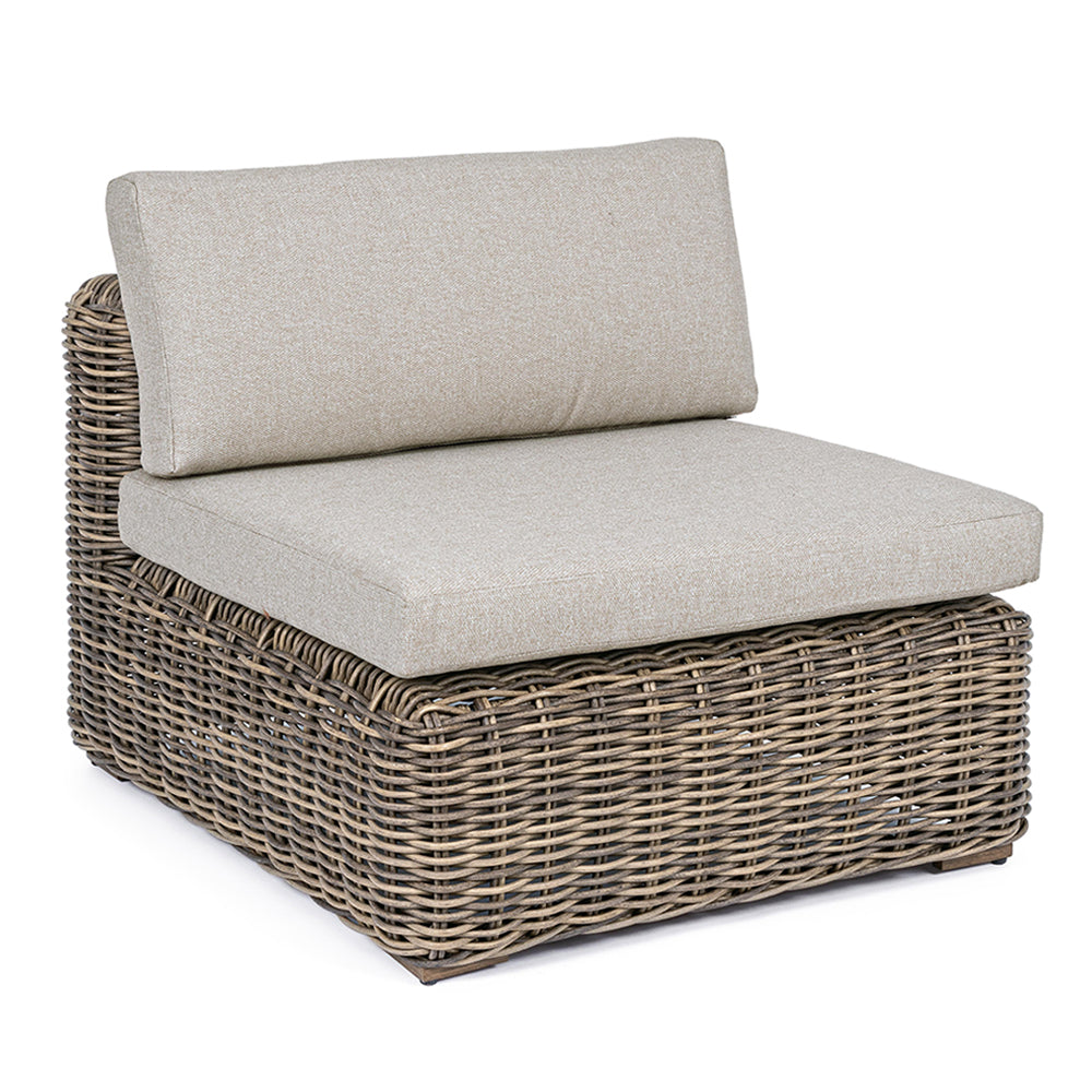 Barna színű műrattanból készült kerti fotel, levehető bézs színű ülő és hátpárnával.