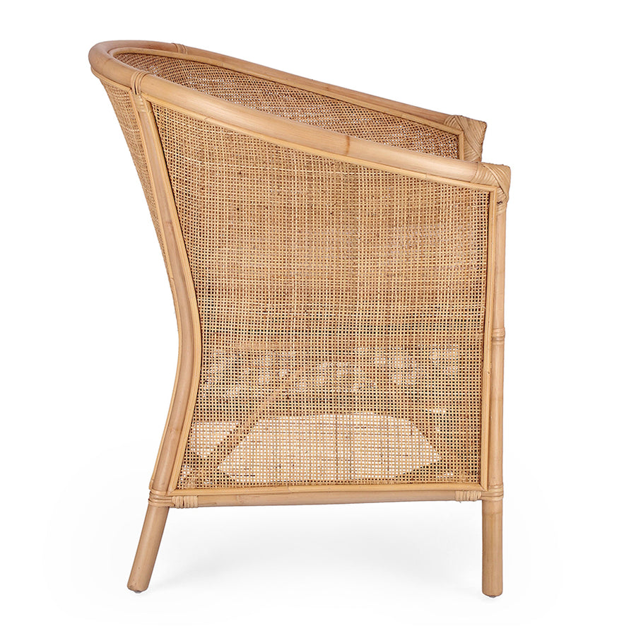 Rattan fotel, ekrü színű párnával.