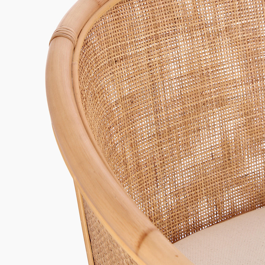 Rattan fotel, ekrü színű párnával.