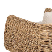 Natúr színű, formatervezett rattan fotel, ekrü párnákkal.