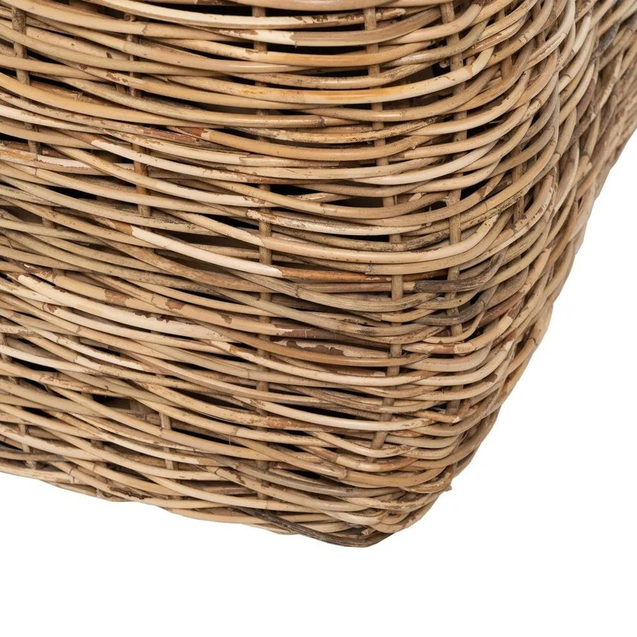 Natúr színű, formatervezett rattan fotel, ekrü párnákkal.