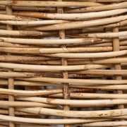 Natúr színű, formatervezett rattan fotel, ekrü párnákkal.