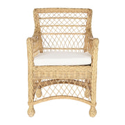 Rattan karosszék, fehér ülőpárnával.