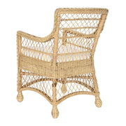 Rattan karosszék, fehér ülőpárnával.