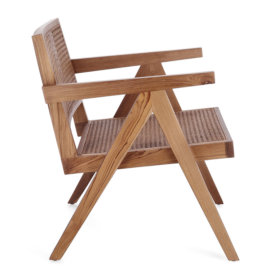 Natúr színű, lakozott felületű teakfából és rattanból készült, formatervezett fotel.