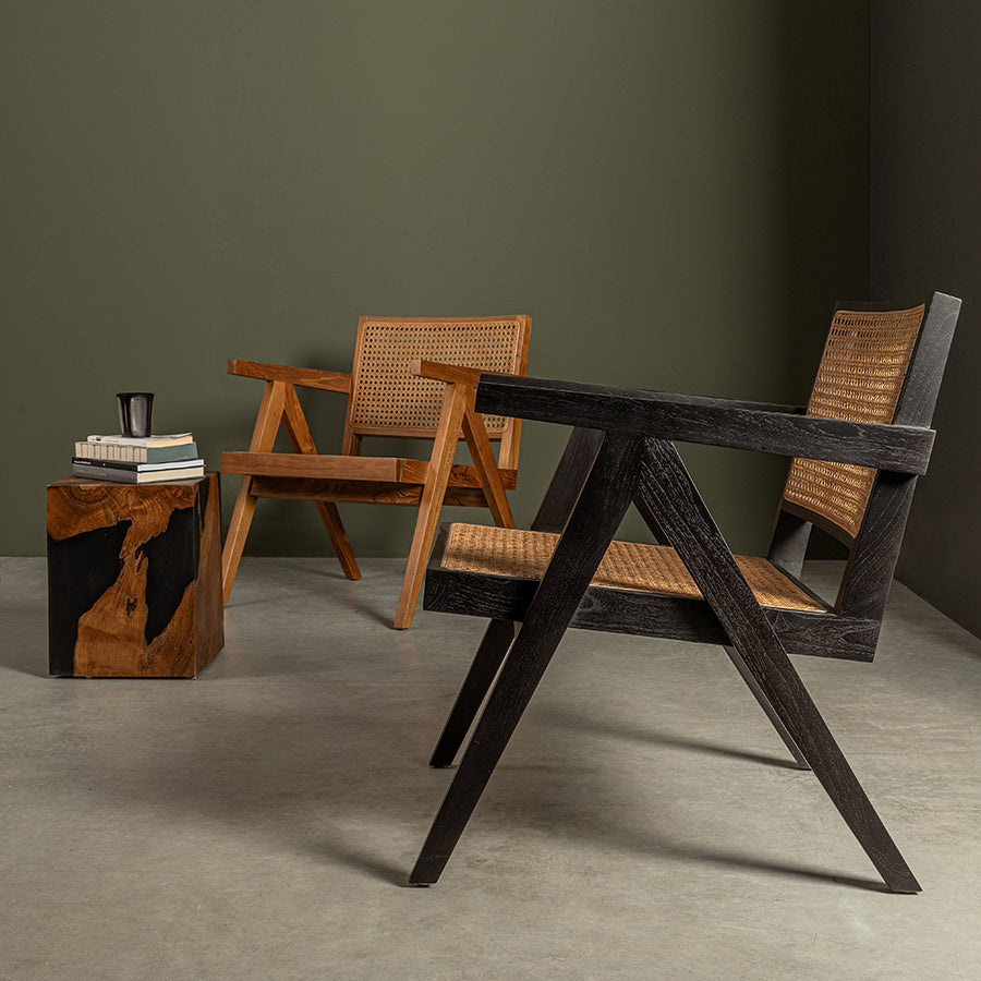 Natúr színű, lakozott felületű teakfából és rattanból készült, formatervezett fotel.