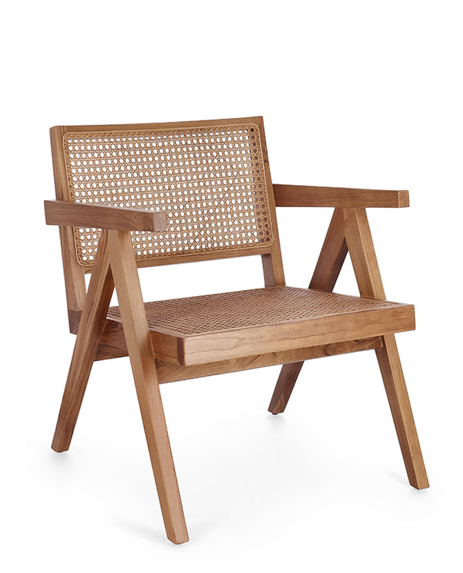Natúr színű, lakozott felületű teakfából és rattanból készült, formatervezett fotel.