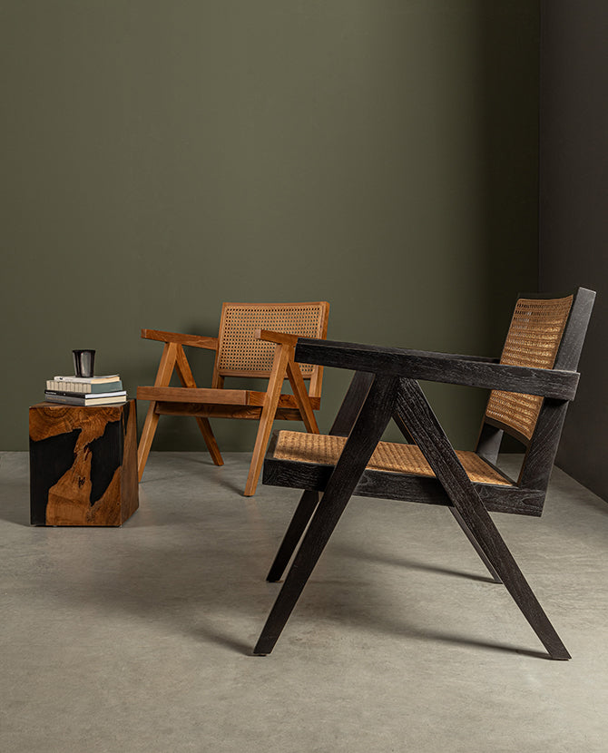 Natúr színű, lakozott felületű teakfából és rattanból készült, formatervezett fotel.