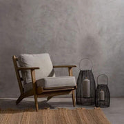 Amerikai tölgyből készült, szürke színű vászonpárnákkal kialakított fotel.