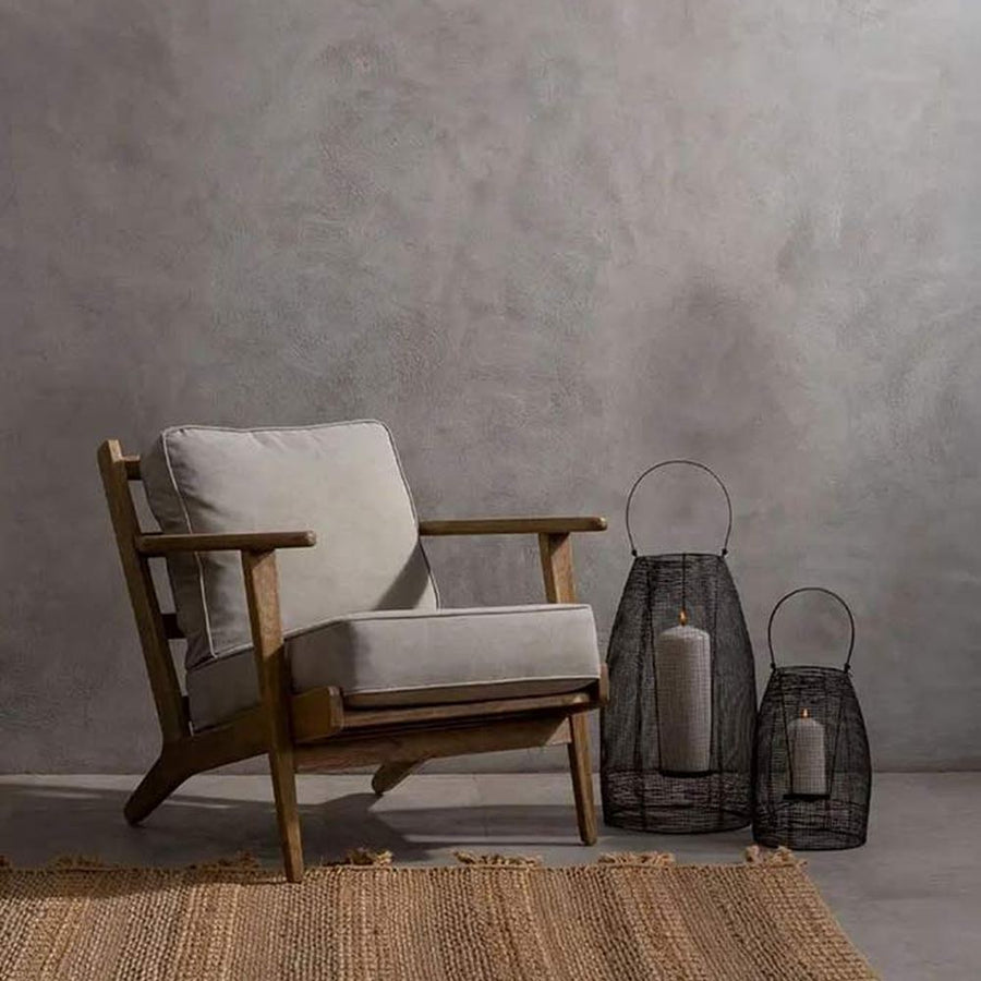 Amerikai tölgyből készült, szürke színű vászonpárnákkal kialakított fotel.