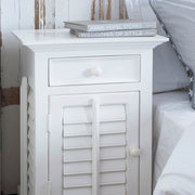 NEW ORLEANS fehér éjjeliszekrény fiókkal és lamellás ajtóval, vintage stílus