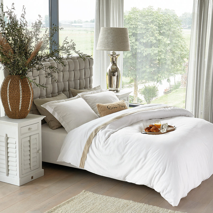 Fehér éjjeliszekrény világos hálószobában, természetes és letisztult enteriőrben