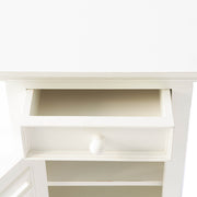 Fehér éjjeliszekrény nyitott fiókkal, praktikus tároló megoldás részletfotó