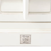 Lamellás ajtó részlet fehér akácfa éjjeliszekrényen, dekoratív kialakítás