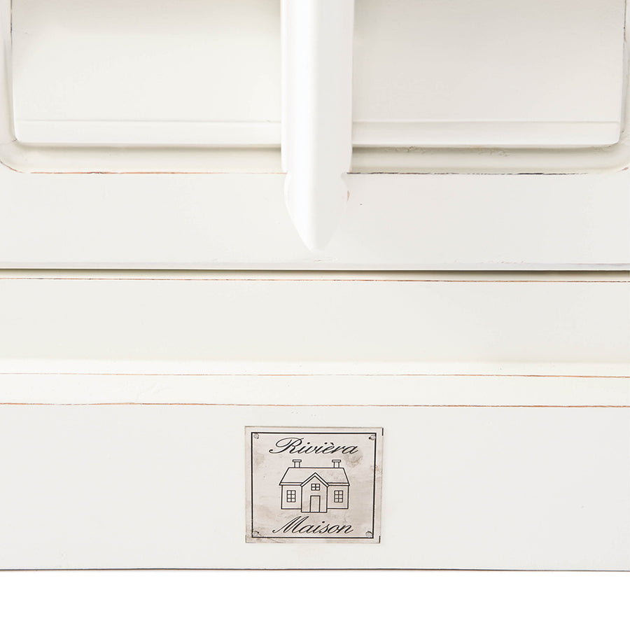 Lamellás ajtó részlet fehér akácfa éjjeliszekrényen, dekoratív kialakítás