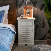 NEW ORLEANS fehér akácfa éjjeliszekrény jobb 75 cm hálószobai enteriőrben ágy mellett