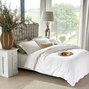 NEW ORLEANS fehér akácfa éjjeliszekrény jobb 75 cm modern hálószobában dekorációval