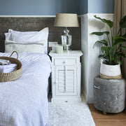 NEW ORLEANS fehér akácfa éjjeliszekrény jobb 75 cm klasszikus enteriőrben párban elhelyezve