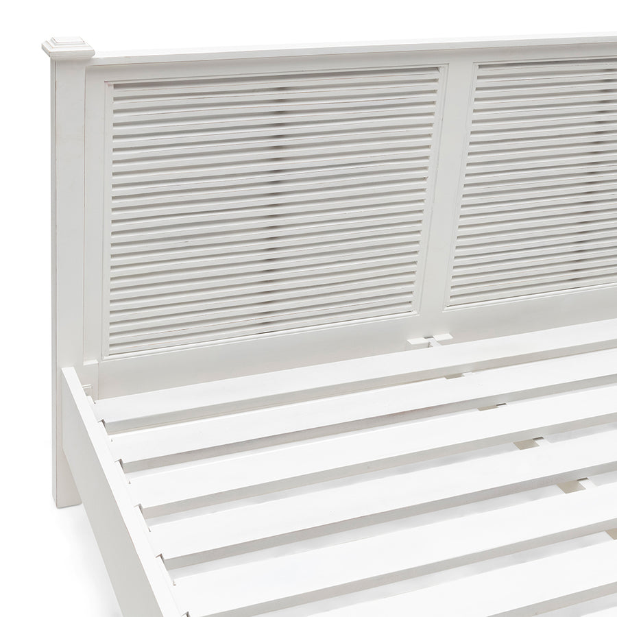 Lamellás ágykeret részlet fehér akácfa bútoron