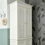 New Orleans fehér szekrény lamellás ajtókkal enteriőrben