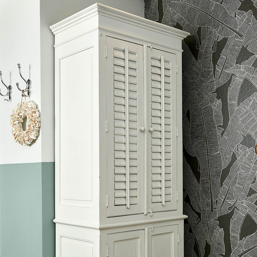 New Orleans fehér szekrény lamellás ajtókkal enteriőrben