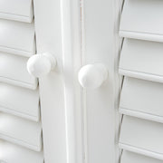 New Orleans szekrény részlet, fehér fa felület és lamellás ajtó