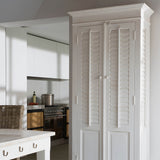 Lamellás ajtós fehér akácfa szekrény klasszikus konyhai térben