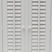 Klasszikus fehér szekrény ajtókilincs és zár részlet