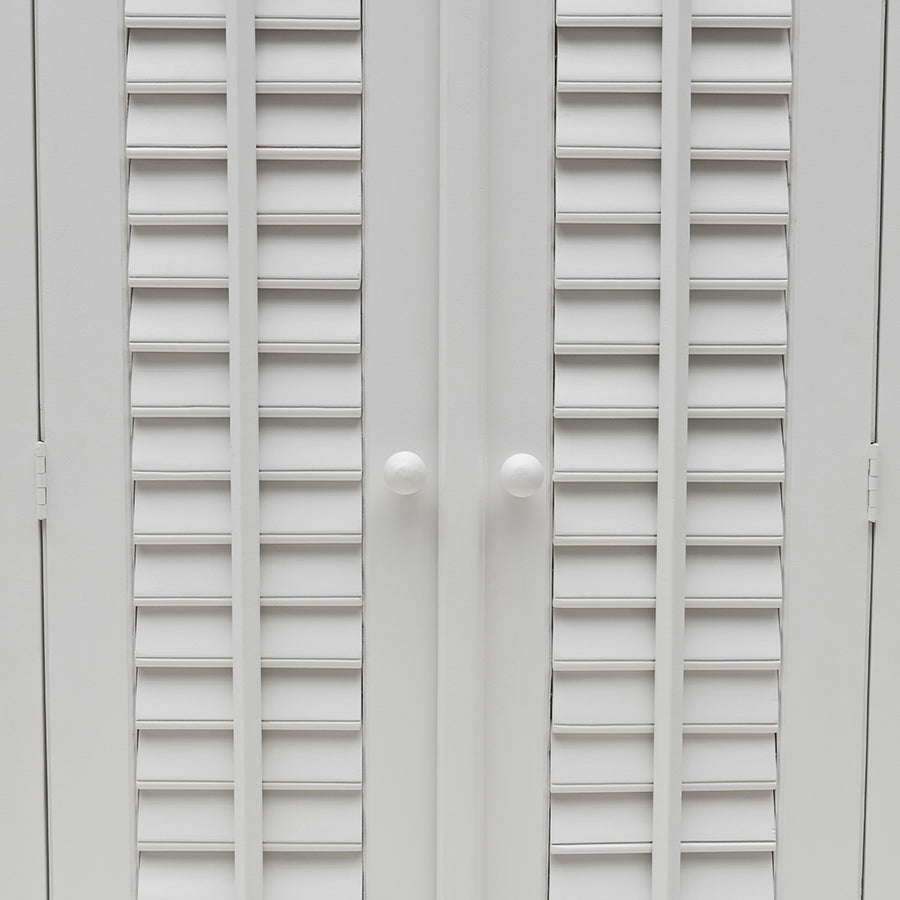 Klasszikus fehér szekrény ajtókilincs és zár részlet