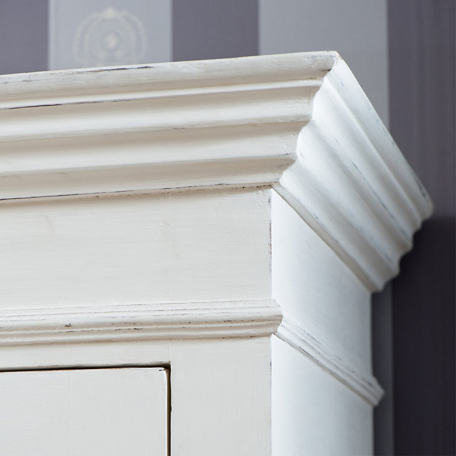 Fehér akácfa lamellás ajtós szekrény New Orleans kollekció 210 cm