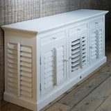 New Orleans fehér tálalószekrény enteriőrben étkezőasztal mellett