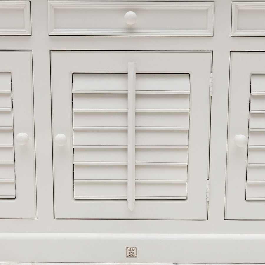 Nyitott szekrényajtó belső tároló térrel