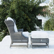 szárnyas fotel és lábtartó natúr rattan hatással modern kertben