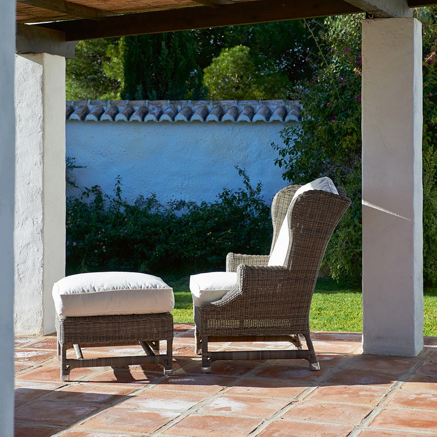 műrattan lábzsámoly és fotel szett természetes környezetben