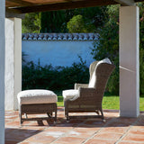 műrattan lábzsámoly és fotel szett természetes környezetben