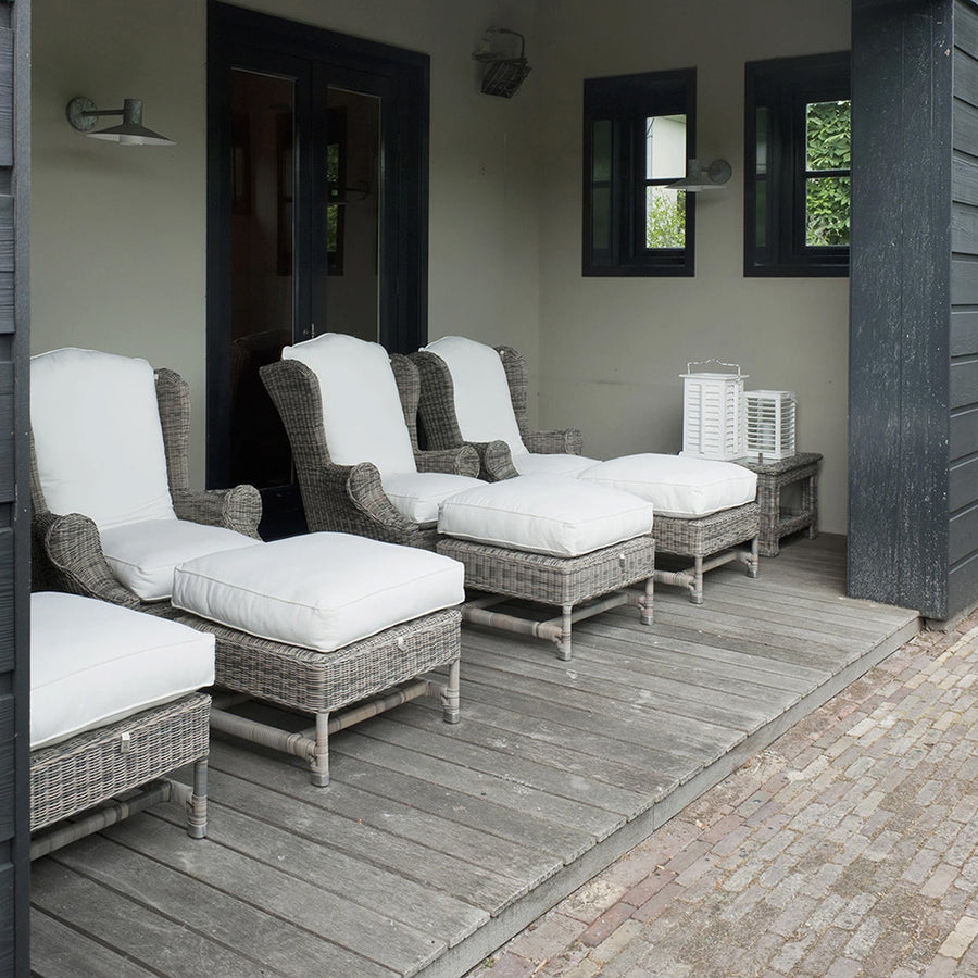 rattan lábzsámoly kültéri teraszon fotellel