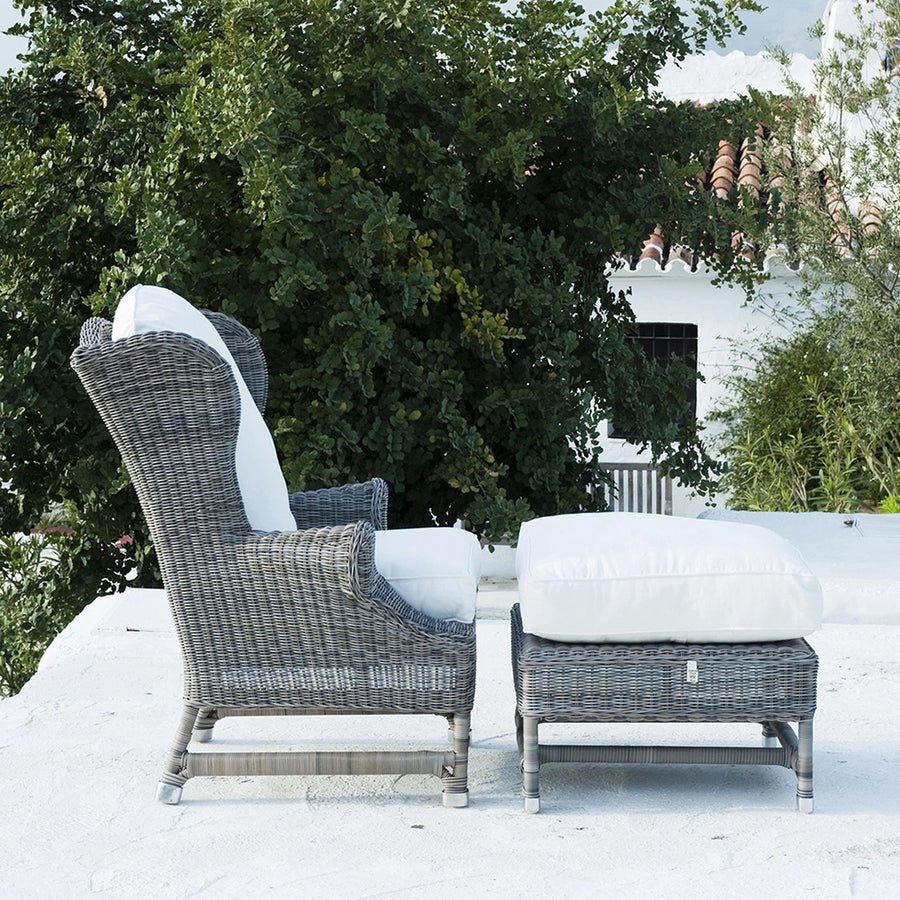 rattan lábzsámoly kültéri teraszon fotellel