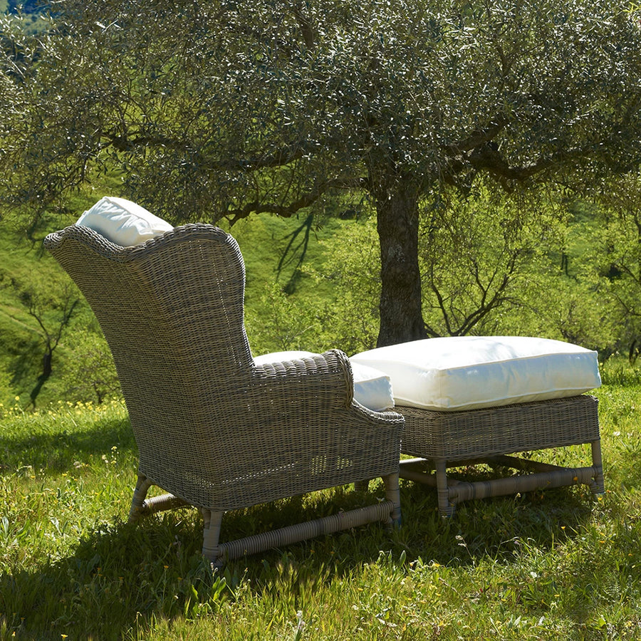 Nicolas rattan lábzsámoly kerti környezetben