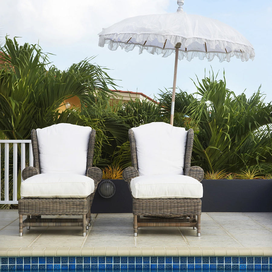 vintage rattan lábzsámoly több darabbal teraszon