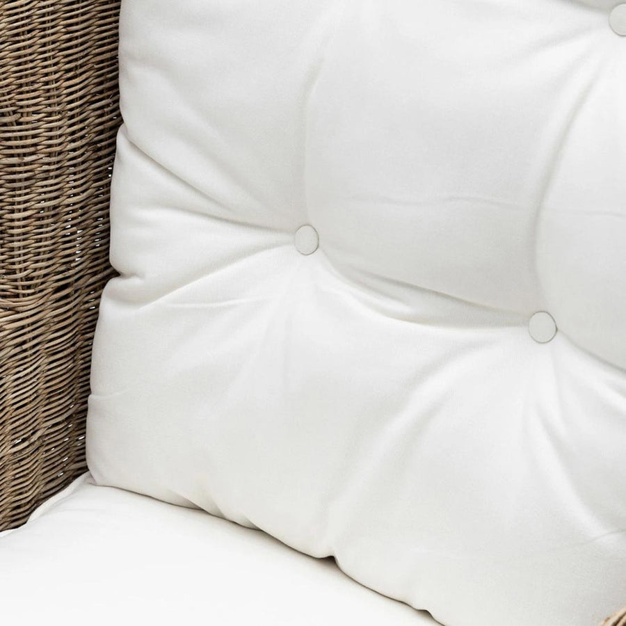 fehér párnás rattan fotel ülőrész részlet