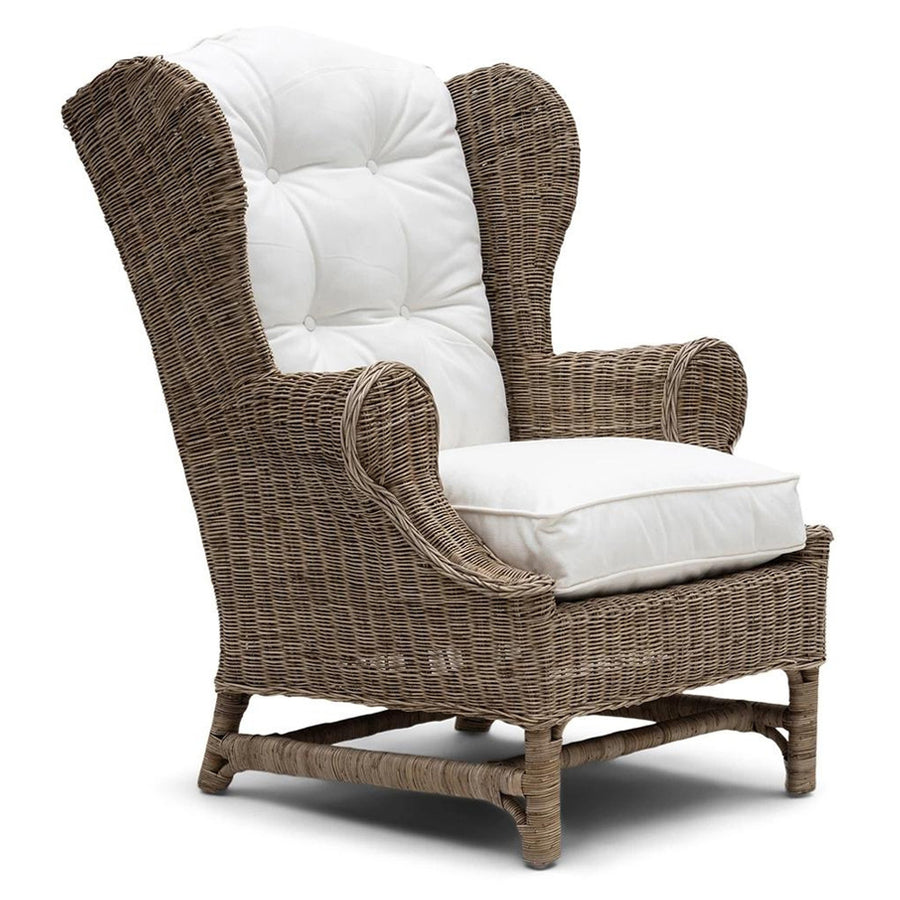 natúr rattan szárnyas fotel fehér párnával elölnézet