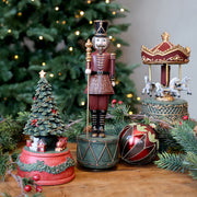 NOÉL zenélő bordó karácsonyi körhinta a Christmas Heritage kollekció többi darabjával együtt