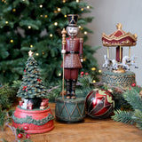 NOÉL zenélő bordó karácsonyi körhinta a Christmas Heritage kollekció többi darabjával együtt