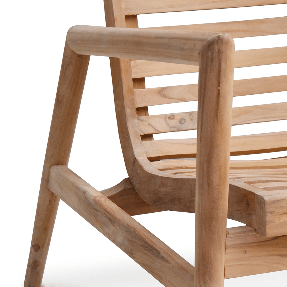 Natúr színű teakfából készült, formatervezett kerti fotel.