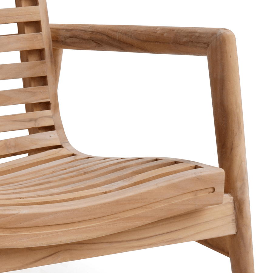Natúr színű teakfából készült, formatervezett kerti fotel.